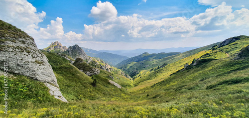 Idyllisches Tal im Ciucas Massiv in den rumänischen Karpaten (Rumänien)