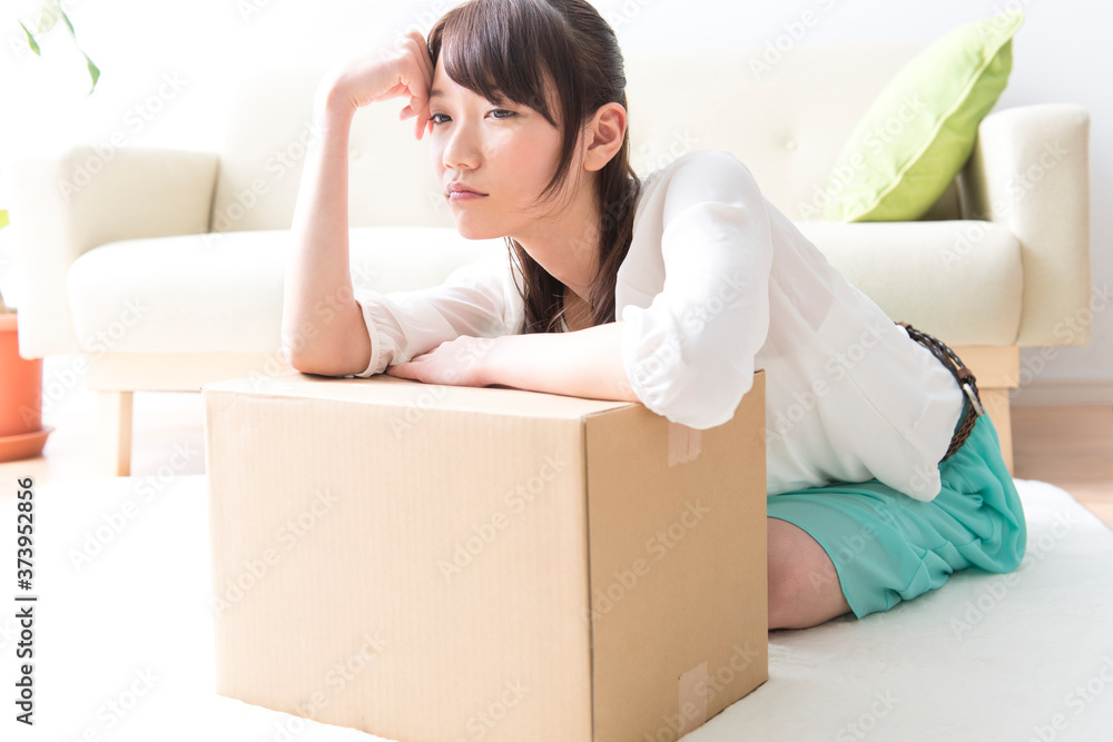 荷作りに疲れた女性 荷作りに疲れた女性