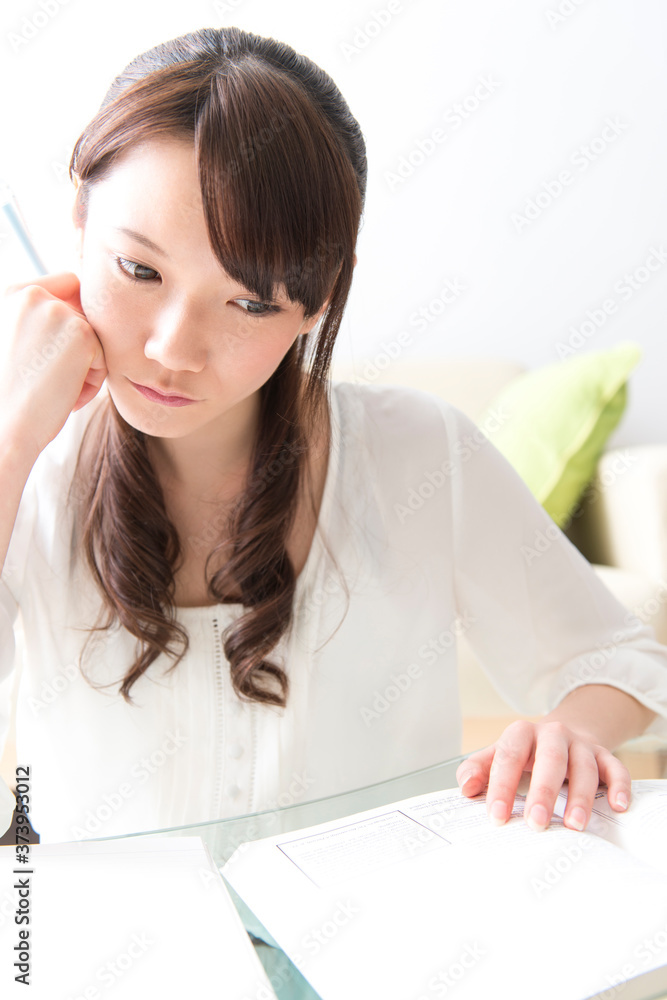 勉強をする女性 勉強をする女性