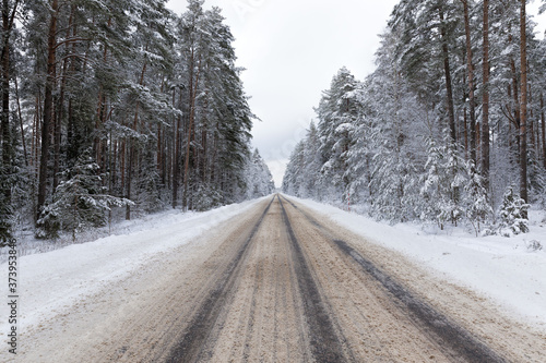 narrow winter road © rsooll