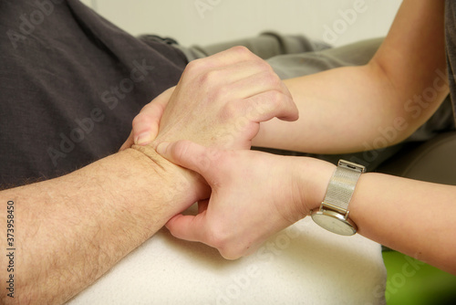 Ergotherapeut-ische Massage der Hand.