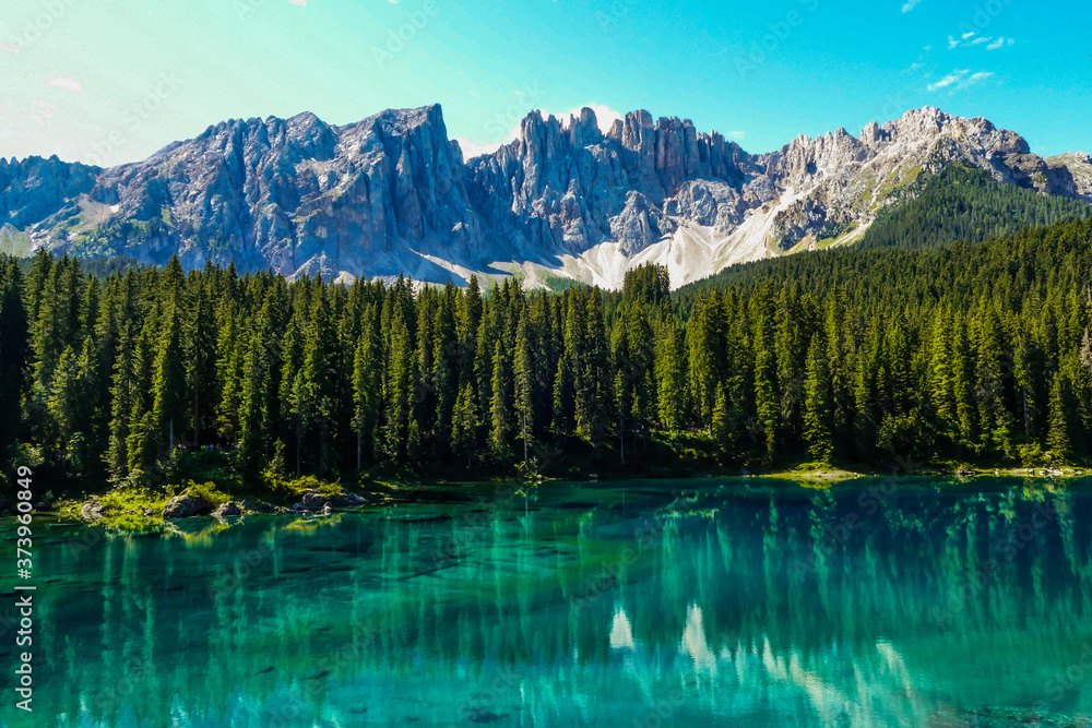 lago típico de los alpes con reflejos de los arboles y los picos lago típico de los alpes con reflejos de los arboles y los picos