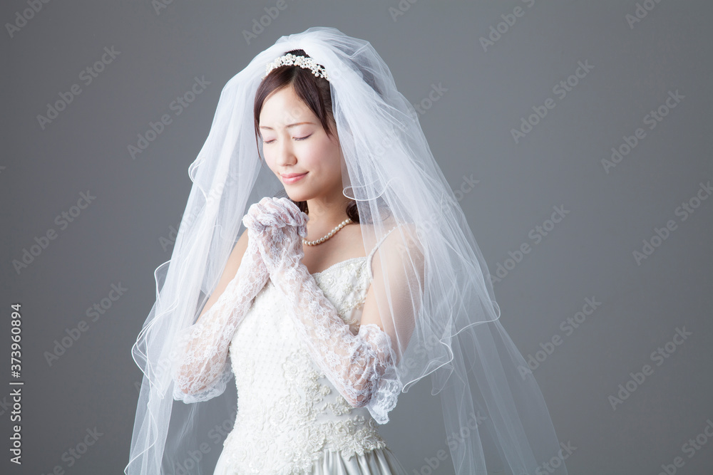 お祈りをする花嫁 お祈りをする花嫁