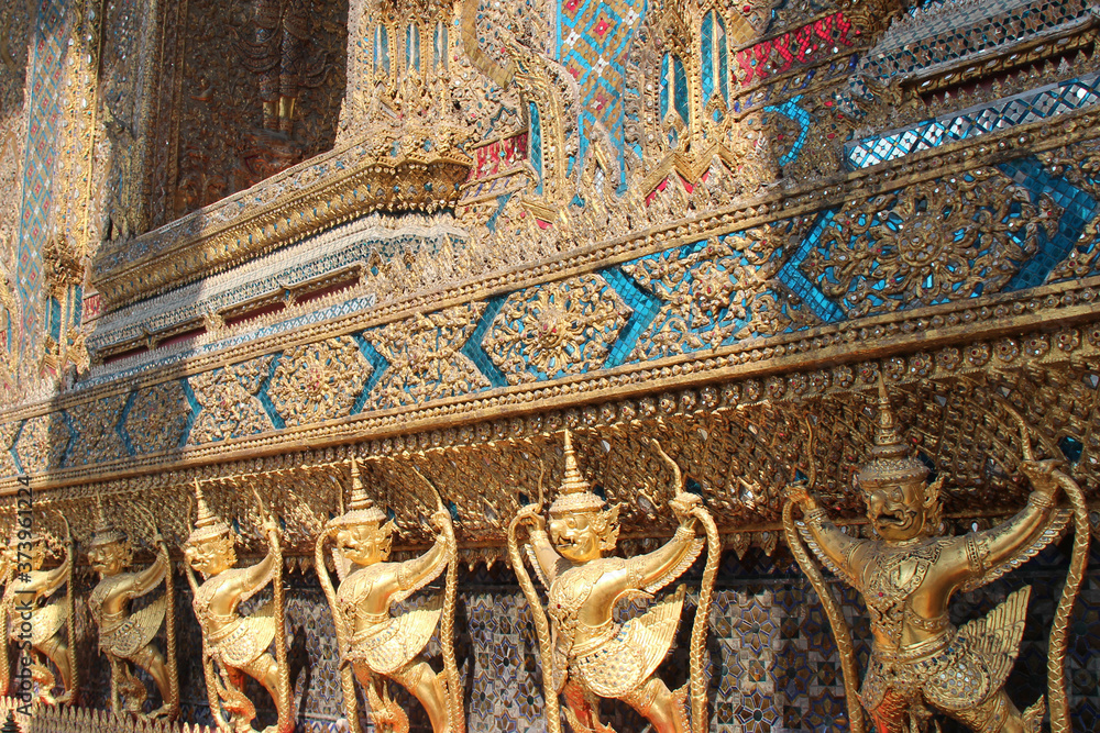 Obraz premium buddhist temple (wat phra kaeo) in bangkok (thailand)