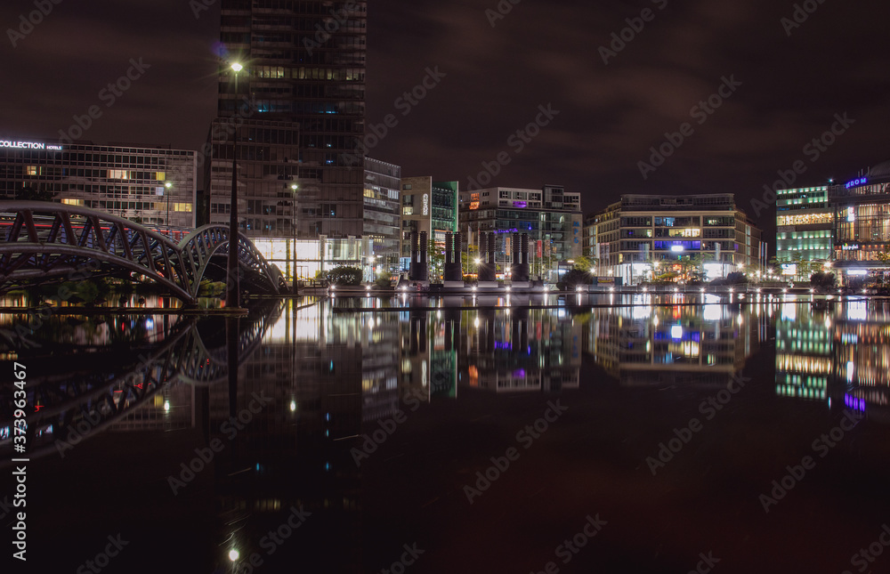 Obraz premium night view of the city.