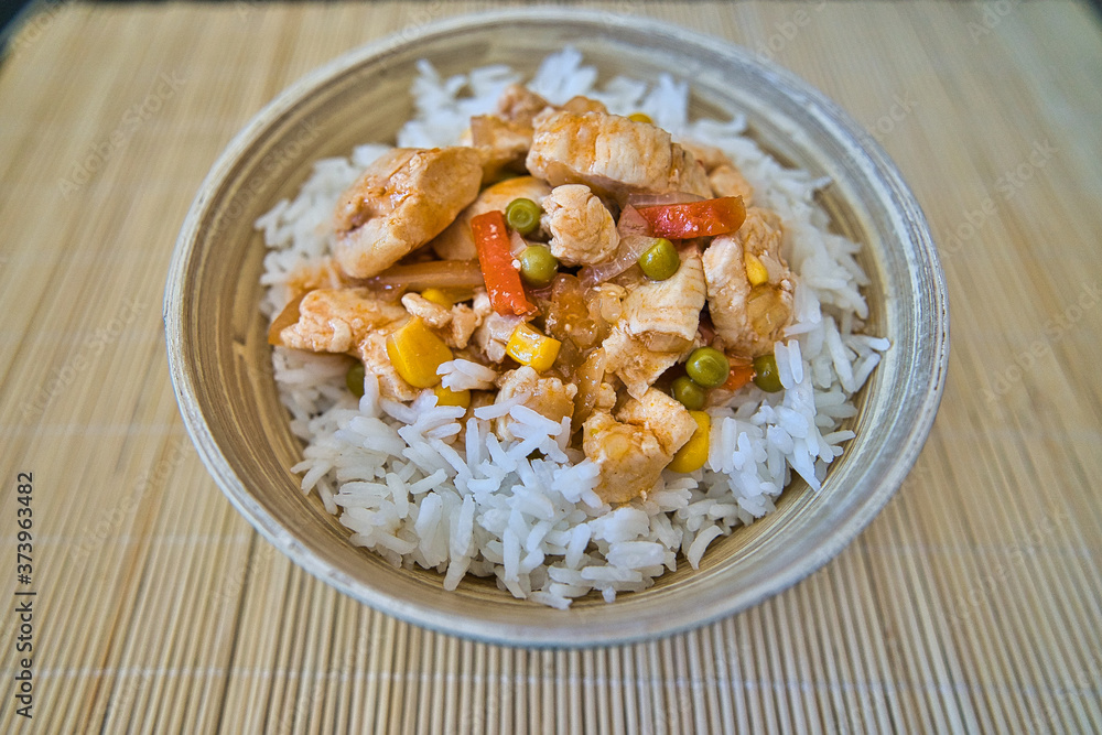 Hähnchenstreifen süß sauer, chinesische Art mit Reis, Paprika, Mais und Ananas, Rezeptbild