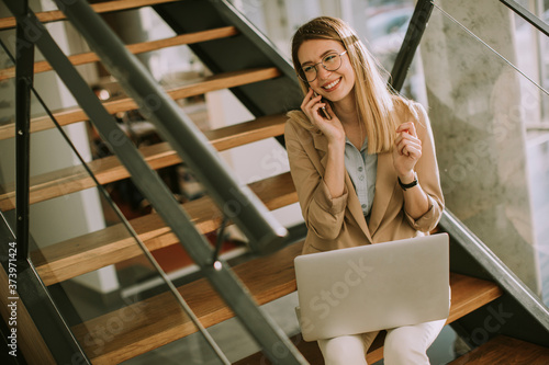 Smiling modern business wom...