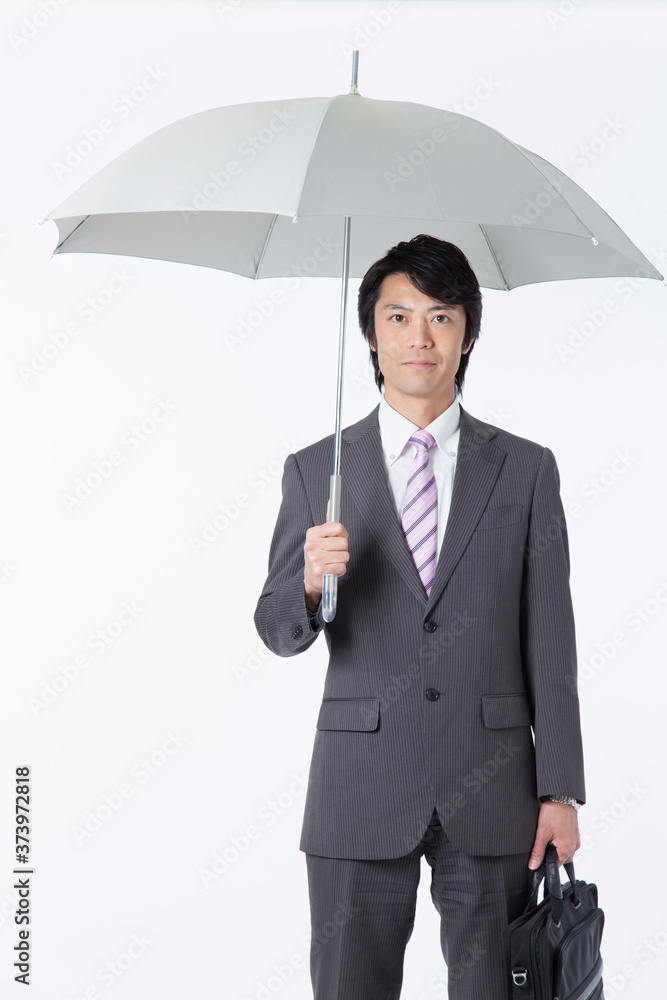 傘を差すビジネスマン 傘を差すビジネスマン