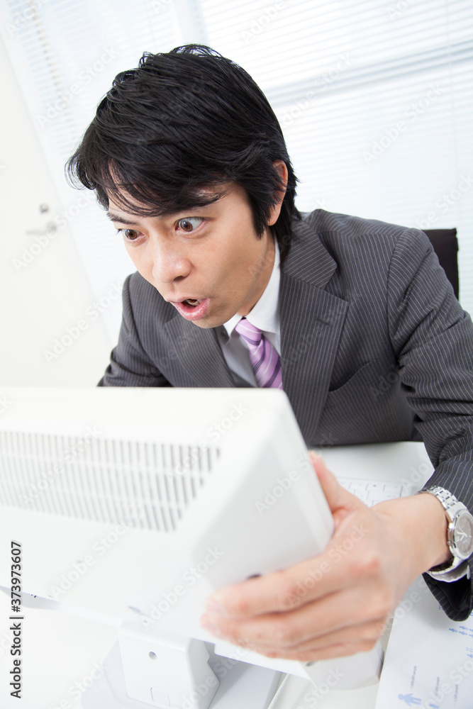 驚くビジネスマン