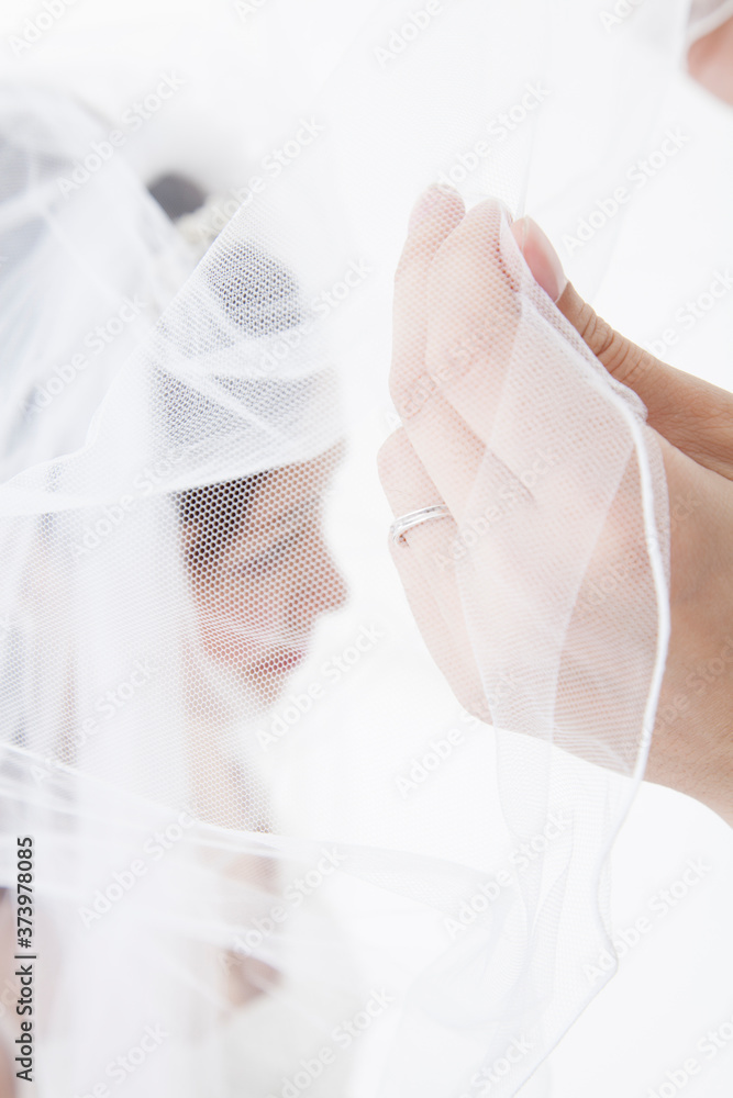 Fototapeta premium ベールアップをする新郎新婦