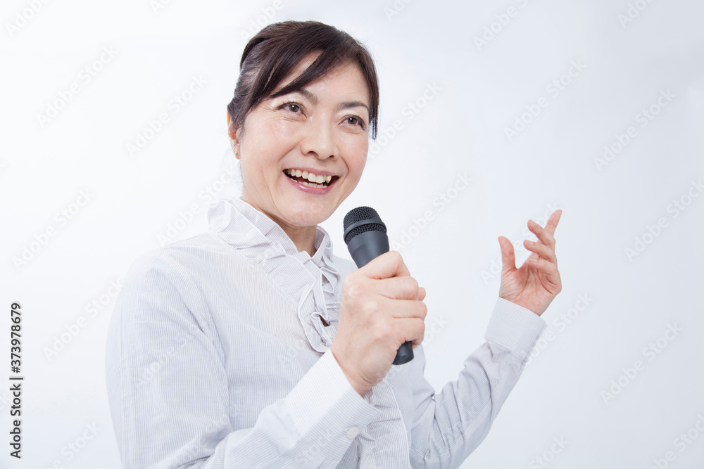 講演する女性講師 講演する女性講師