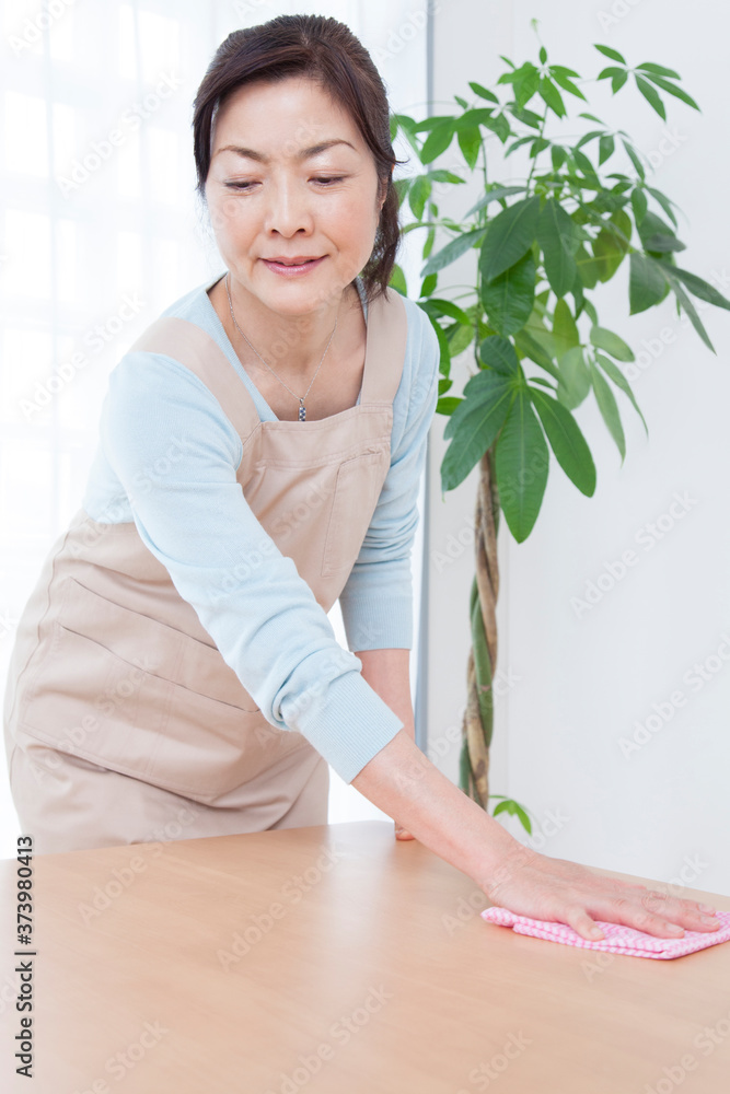 テーブルを拭く主婦
