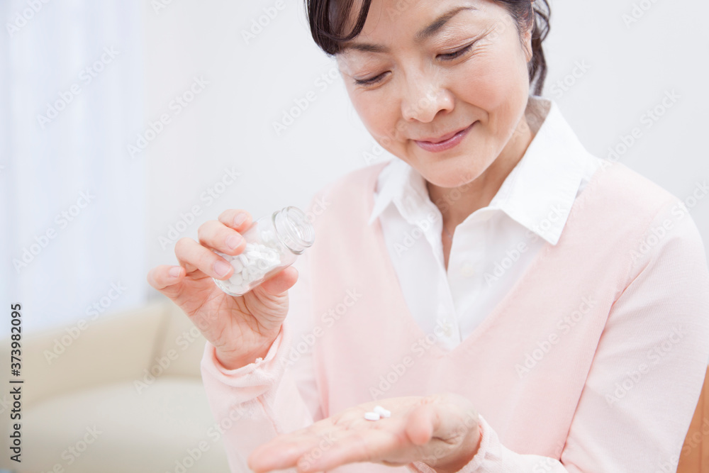 薬を飲むミドル女性 薬を飲むミドル女性