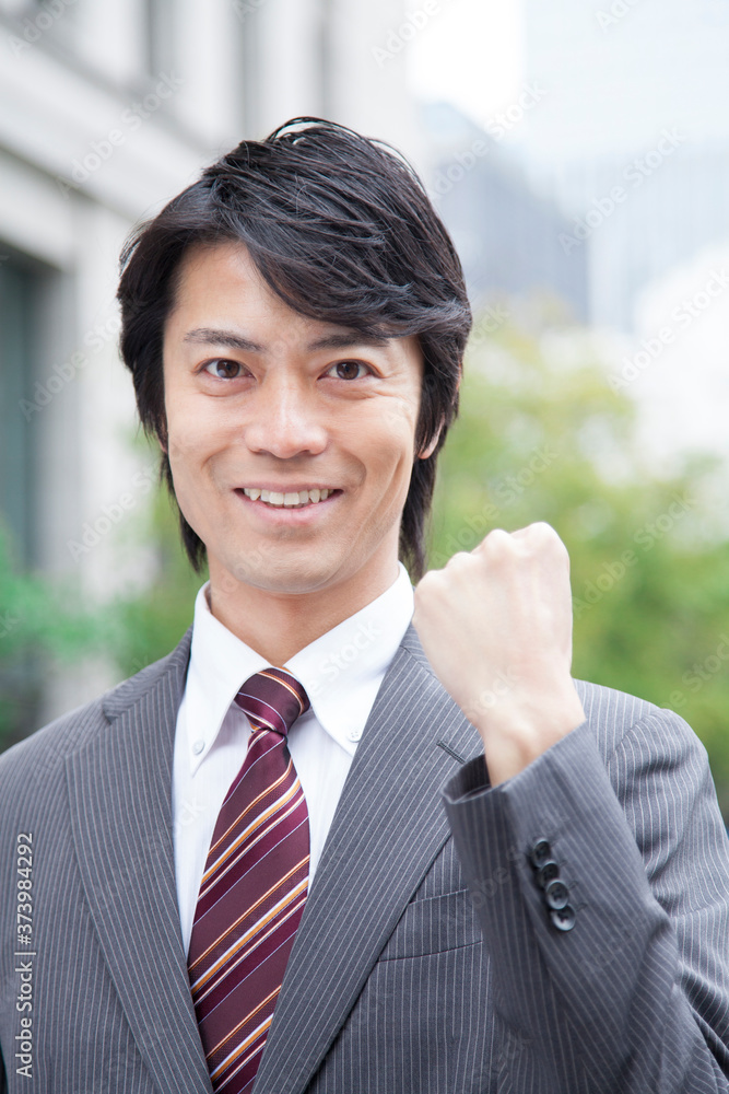 ガッツポーズのビジネスマン