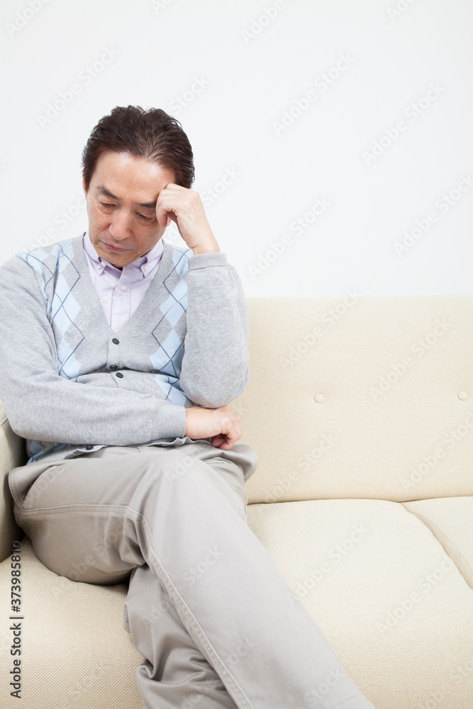 考え事するミドル男性