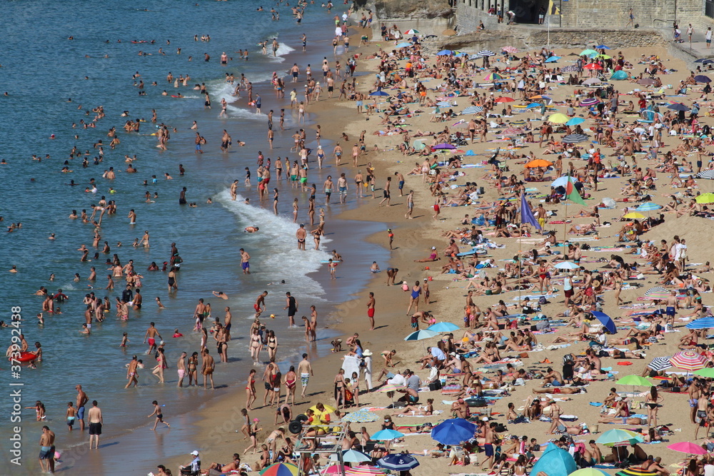 La plage de Biarritz sur l'océan atlantique avec de nombreuses personnes se reposant ou se baignant, ville de Biarritz, département des Pyrénées atlantiques, région Nouvelle aquitaine, France La plage de Biarritz sur l'océan atlantique avec de nombreuses personnes se reposant ou se baignant, ville de Biarritz, département des Pyrénées atlantiques, région Nouvelle aquitaine, France