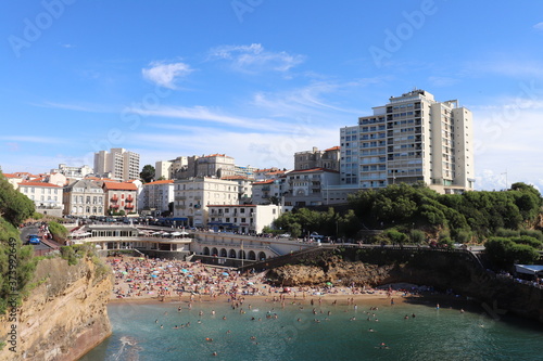La plage de Biarritz sur l'océan atlantique avec de nombreuses personnes se reposant ou se baignant, ville de Biarritz, département des Pyrénées atlantiques, région Nouvelle aquitaine, France