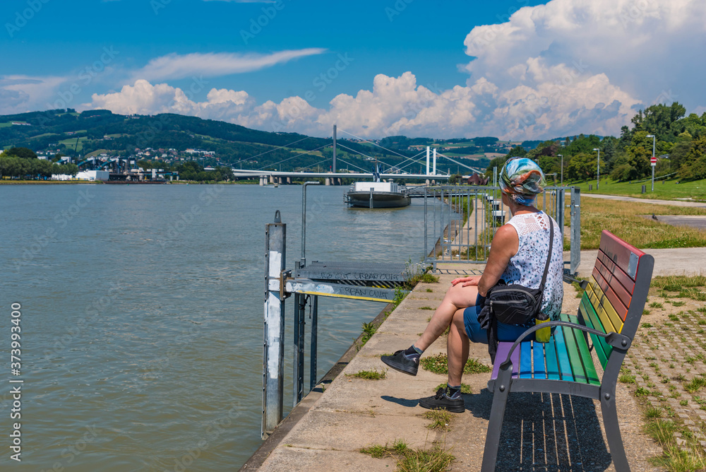 Frau an der Donau in Linz, Oberösterreich