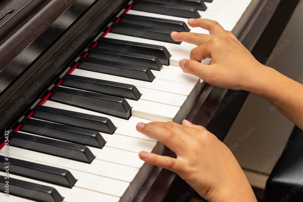 Fototapeta premium ピアノを弾く子供の手