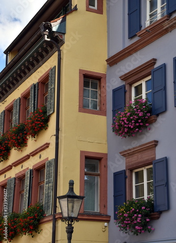 Altbauten mit Blumendeko in der Altstadt von Freiburg © christiane65
