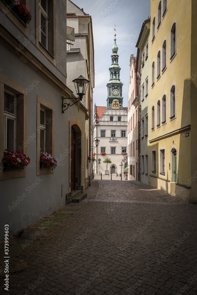 Blick von der Kirchgasse auf die Stadtverwaltung und den historischen Marktplatz von Pirna