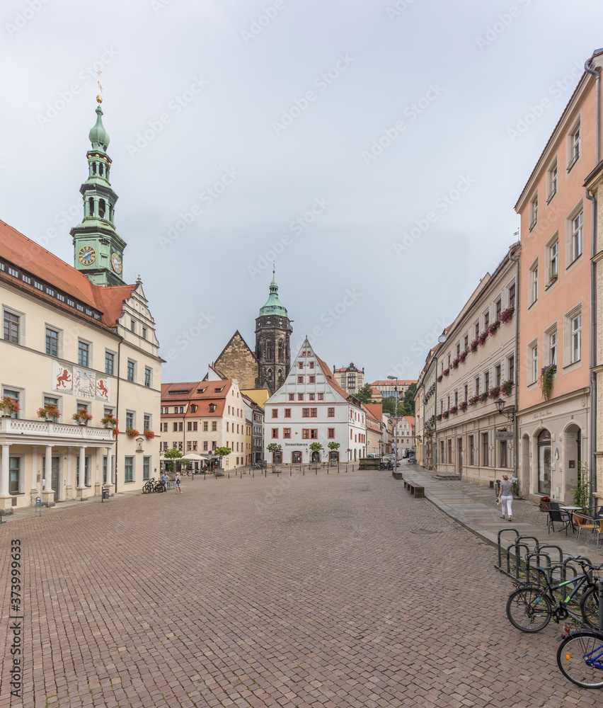 Der historische Marktplatz in der Altstadt von Pirna in Sachsen
