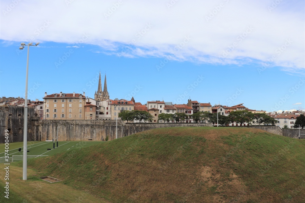 Vue d'ensemble de la ville de Bayonne derrière ses fortifications, ville de Bayonne, département des Pyrénées atlantiques, région Nouvelle aquitaine, France