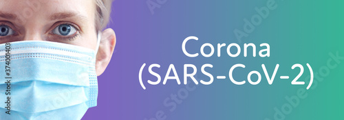 Corona (SARS-CoV-2). Portrait von schöner Frau mit Mundschutz (Close up). Text auf Hintergund (lila/türkis). Krankenschwester photo