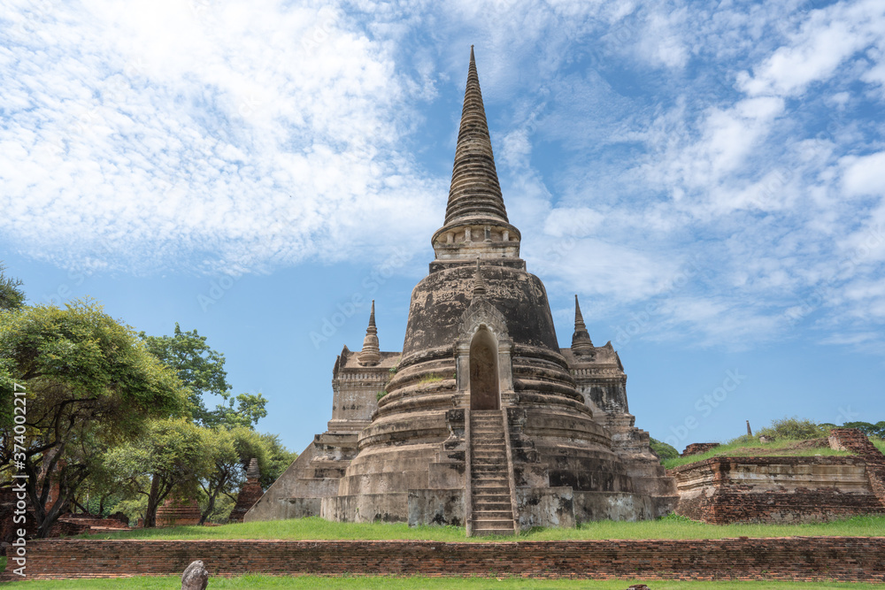 Fototapeta premium Wat Phra Si Sanphet Is the former royal temple of the ancient palace Located at Tambon Pratu Chai Phra Nakhon Si Ayutthaya District Phra Nakhon Si Ayutthaya Province, Thailand