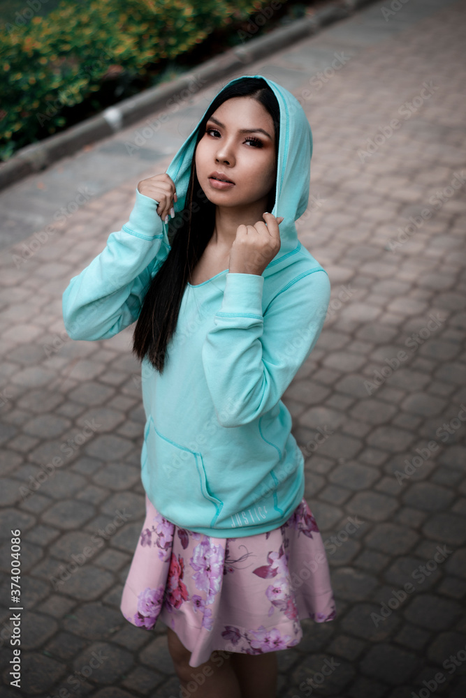 Fototapeta premium Chica con capucha en el parque