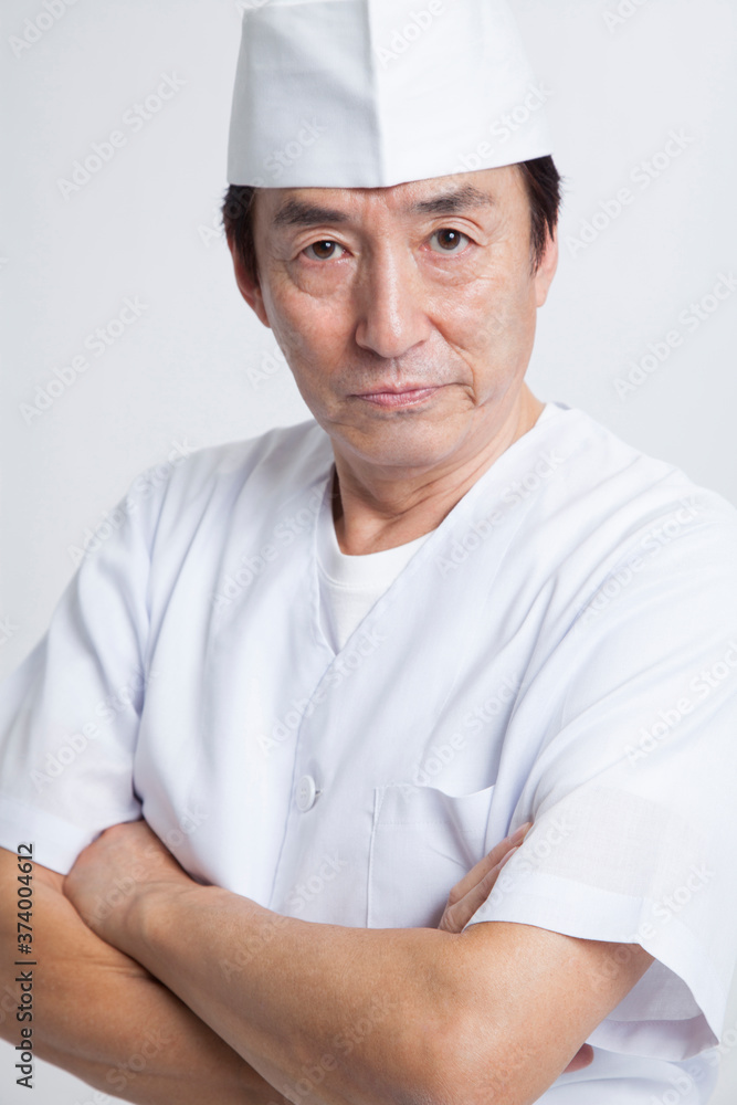 腕組みする板前 腕組みする板前