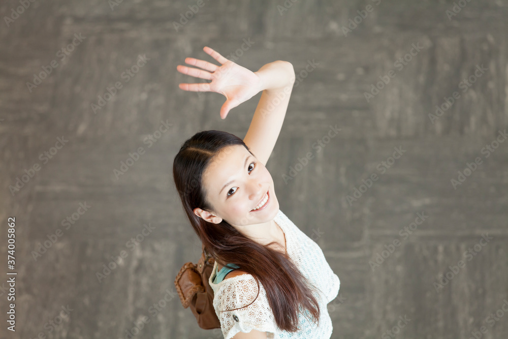 笑顔で手を振る女性 笑顔で手を振る女性