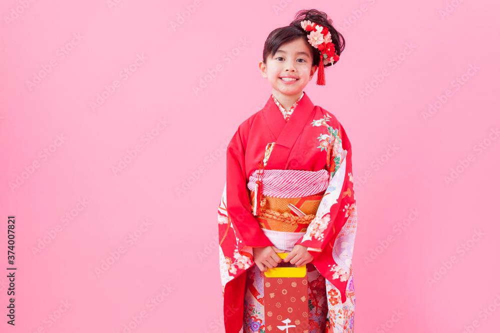 千歳飴を持つ振袖姿の女の子