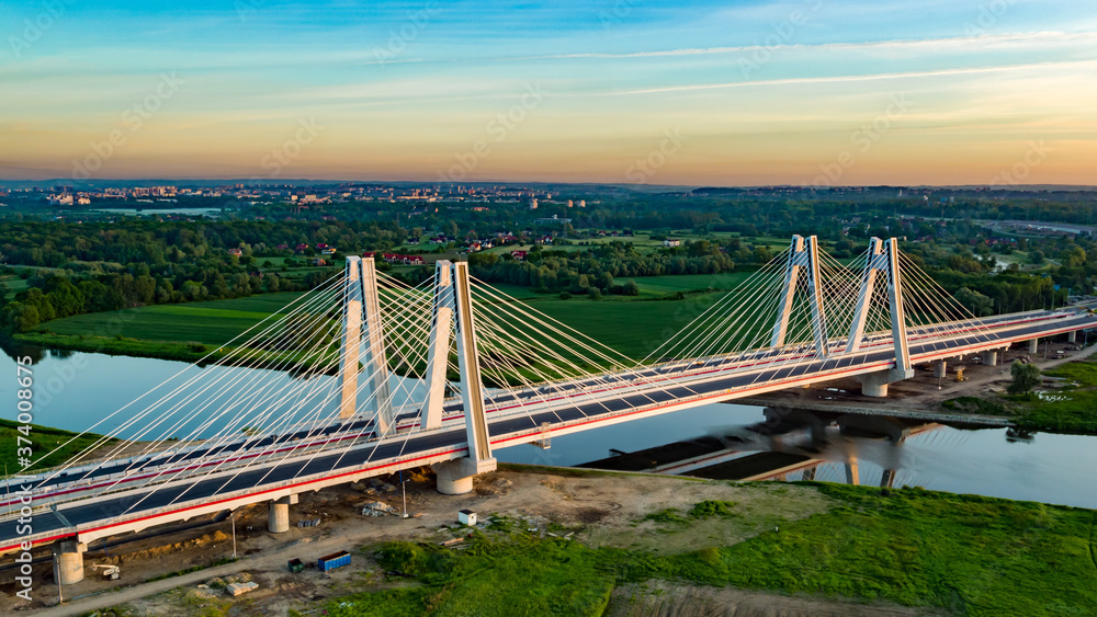 Fototapeta premium most na rzece z panoramą miasta