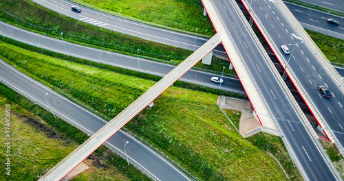 skrzyżowanie na autostradzie z jadącymi samochodoami