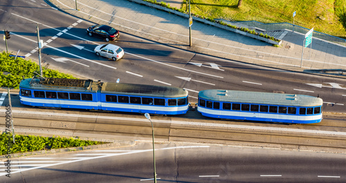 niebieski tramwaj na skrzyżowaniu z lotu ptaka