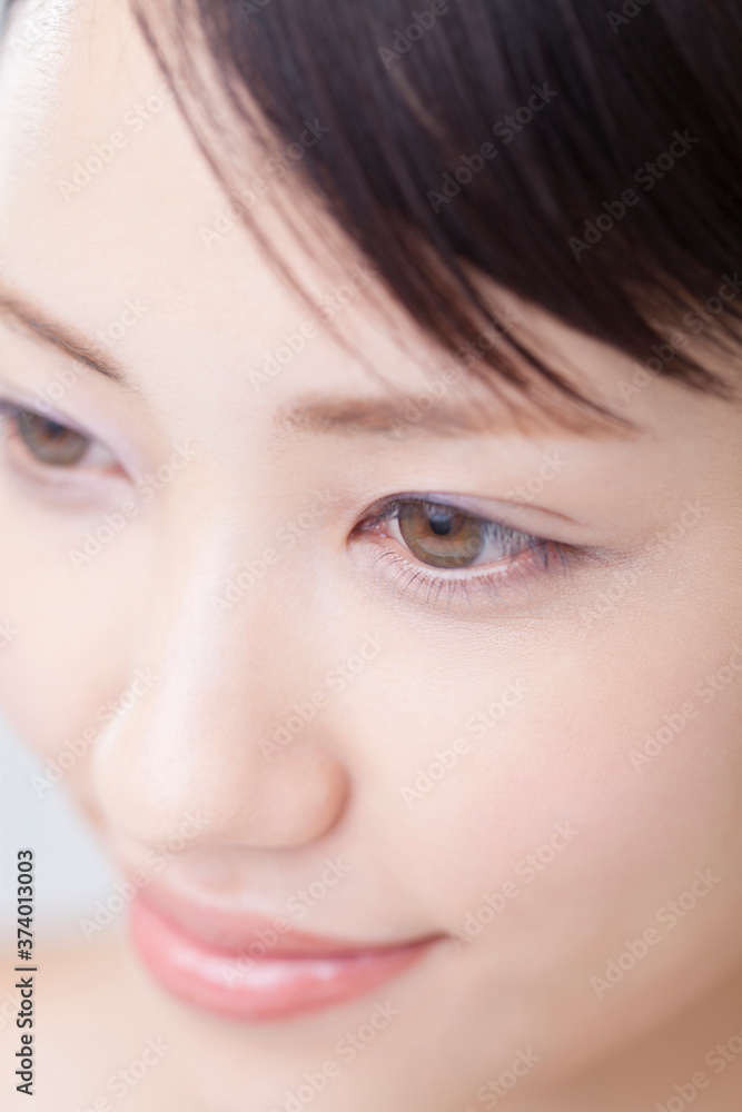 女性の目元 女性の目元