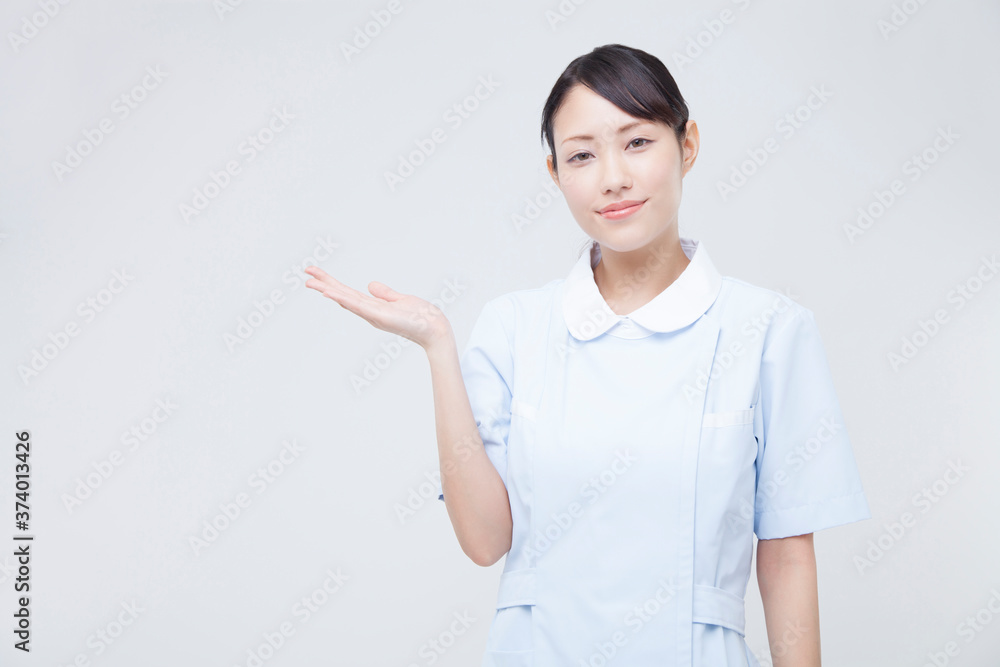 案内する看護師 案内する看護師