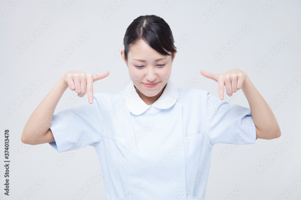 指差しする看護師 指差しする看護師