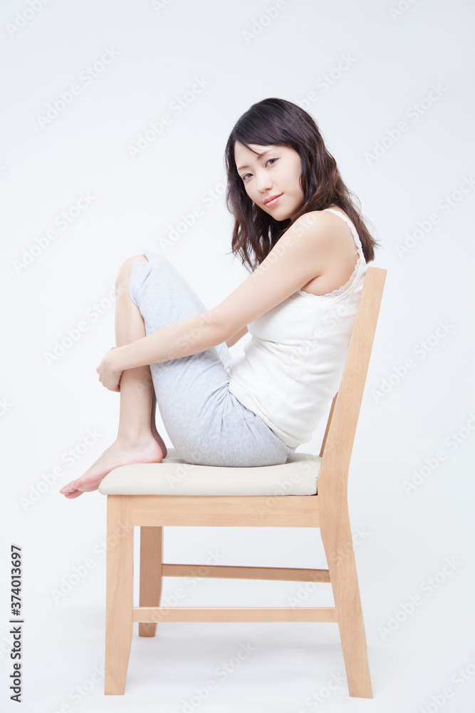 椅子に座る女性 椅子に座る女性