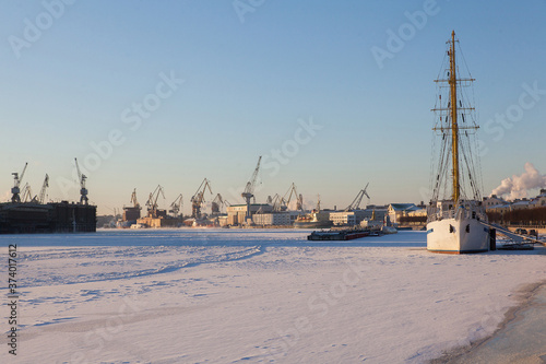 A white sailboat in the winter parking is frozen into the ice. Training ship. Saint Petersburg © Дэн Едрышов