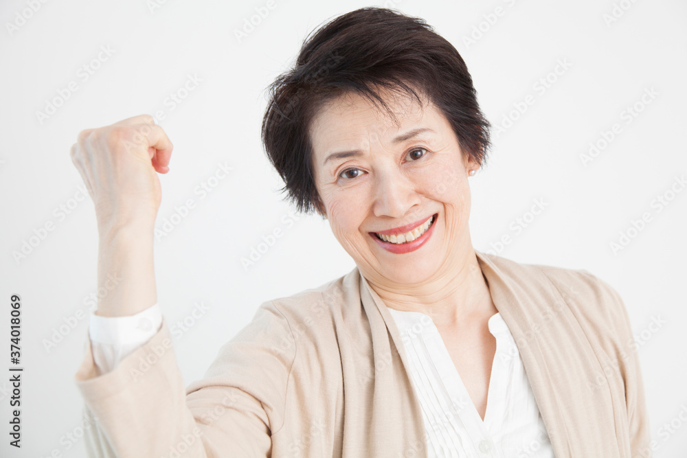ガッツポーズをするシニア女性 ガッツポーズをするシニア女性