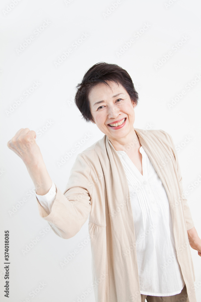 ガッツポーズをするシニア女性 ガッツポーズをするシニア女性