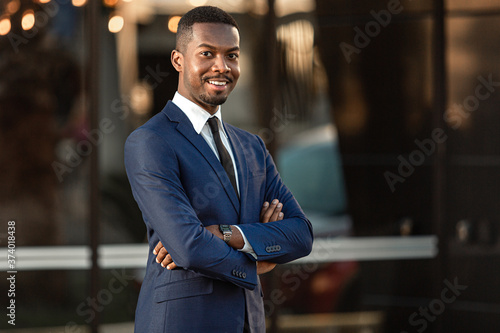 Homem latino de negócio.