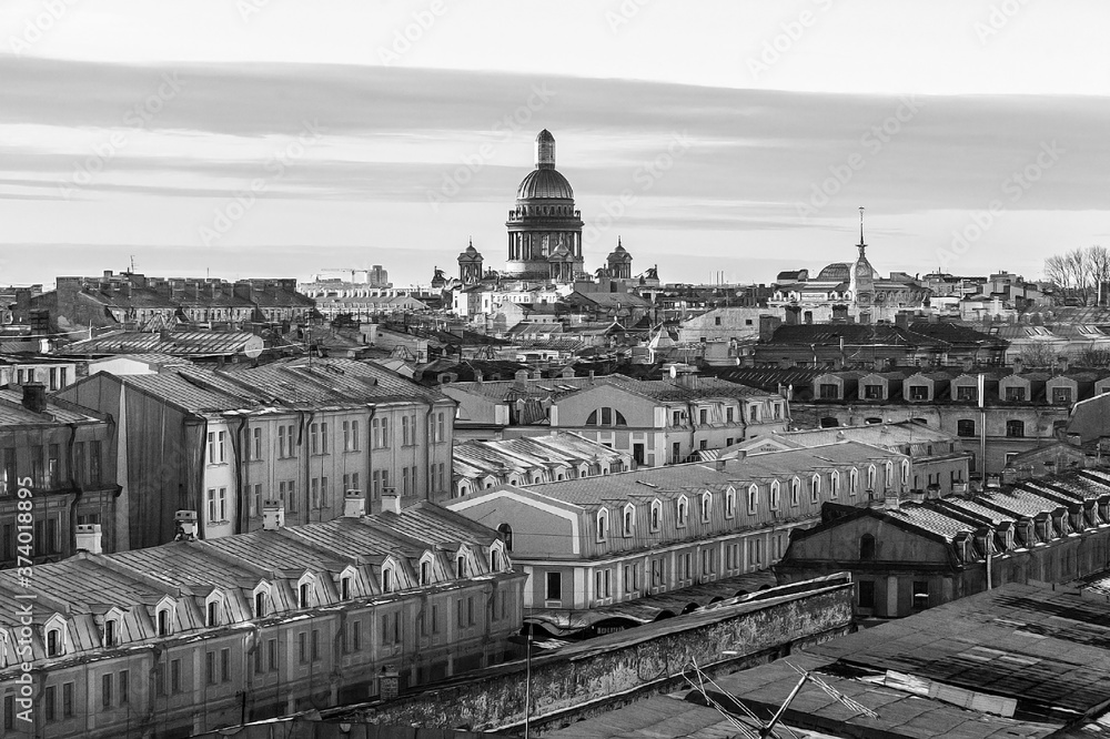 Cityscape of the rooftops of saint peretburg on a sunny day with a view of isaac's cathedral