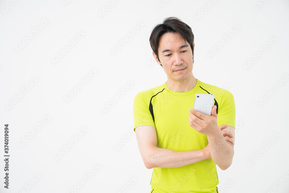 ミドル男性 フィットネスイメージ スマホ 考える ミドル男性 フィットネスイメージ スマホ 考える