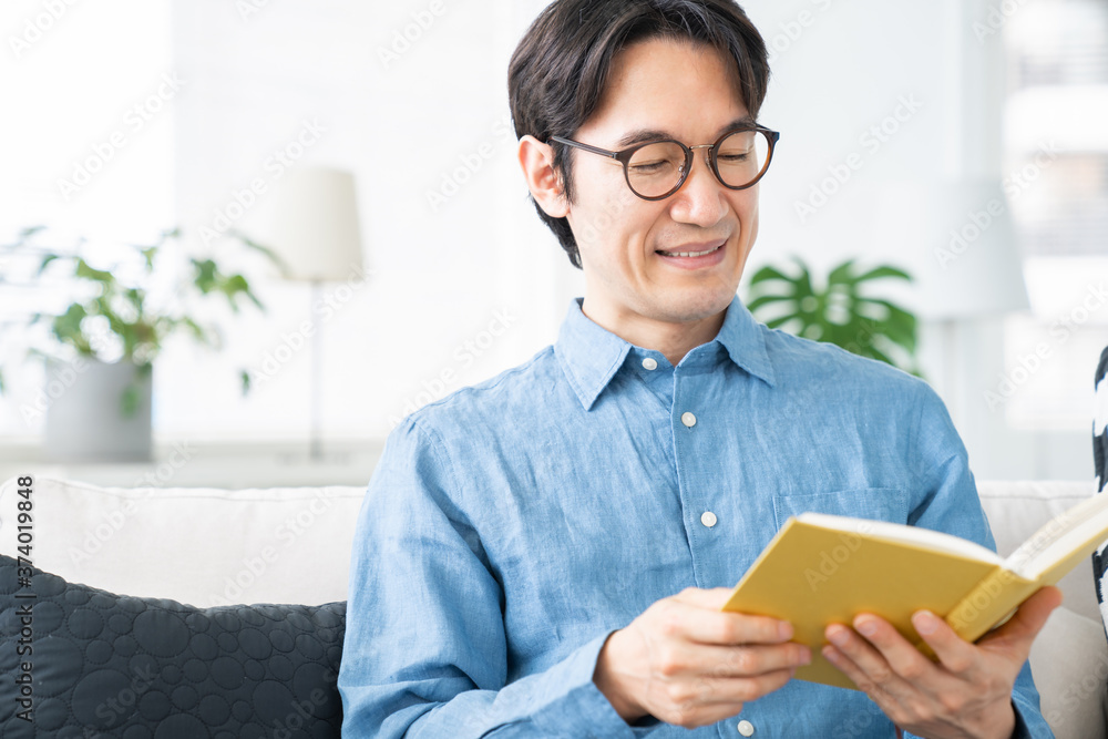 本を読むミドル男性