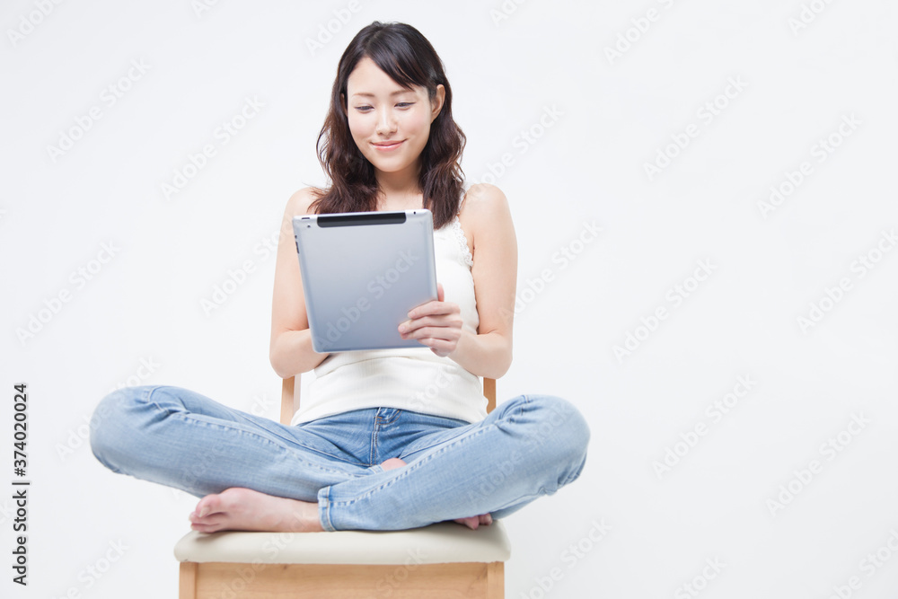 Fototapeta premium タブレットPCを操作する女性