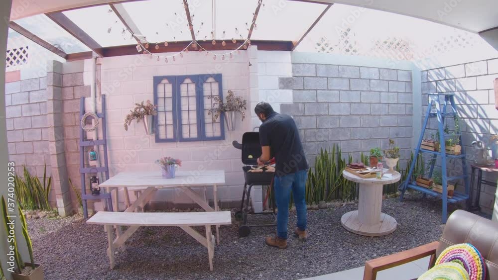 Hombre joven cocinando a carne asada a las brasas en cámara lenta 4K Hombre joven cocinando a carne asada a las brasas en cámara lenta 4K
