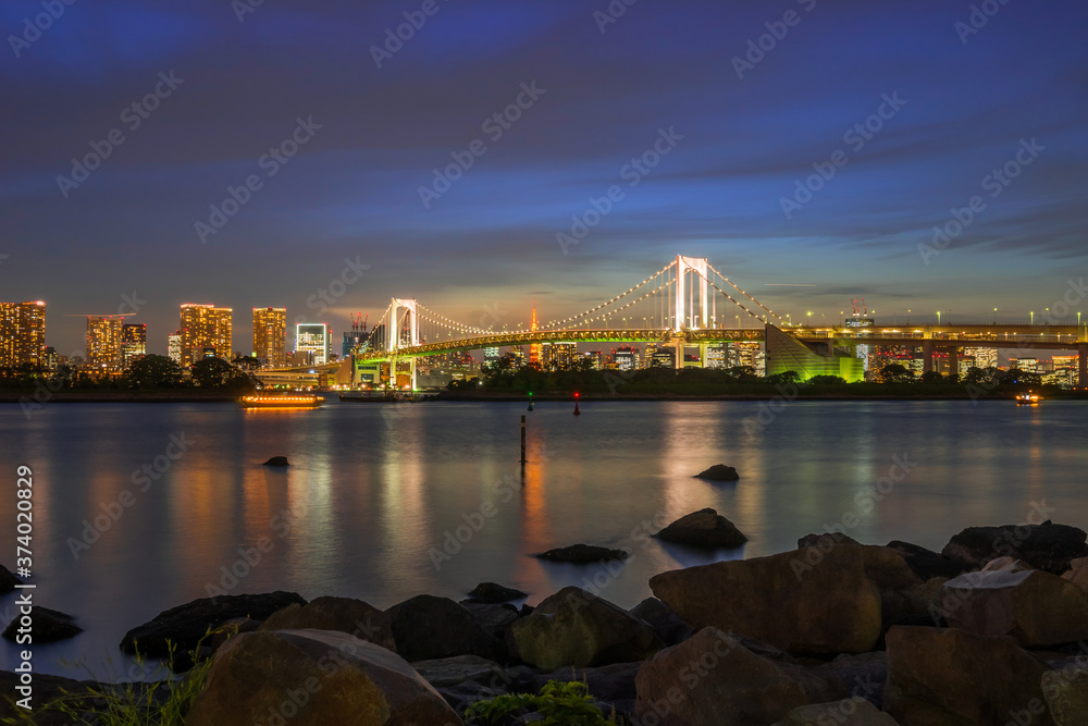 Naklejka premium Nightfall at Odaiba, Rainbow Bridge, Tokyo, Japan
